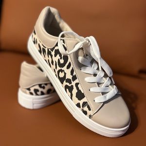 NEW PINK LILY DOTTIE TAUPE LEOPARD PRINT SNEAKERS, Size 7.5